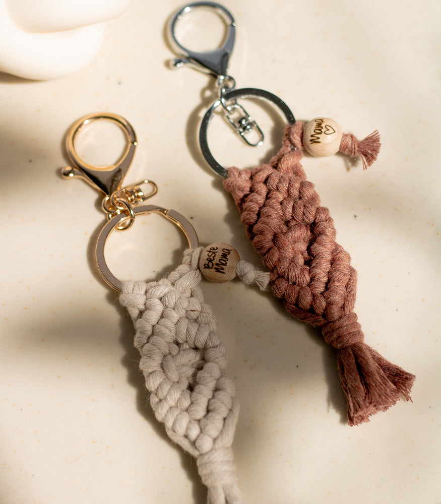 Handgemachter Makramee Schlüsselanhänger "Milou" mit Mama-Perle - Interior > Dekoration > Makramee von mahina