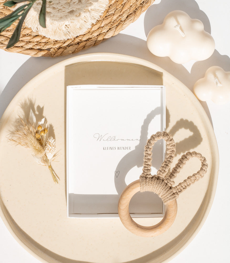 Geschenkbox "Kleines Wunder" mit Makramee Beißring/Greifling Bunny - Interior > Dekoration > Makramee von mahina